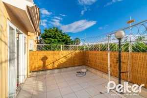 Casa em Condomínio à venda com 118m², 3 dormitórios, 1 suíte, 2 vagas, no bairro Cristal em Porto Alegre