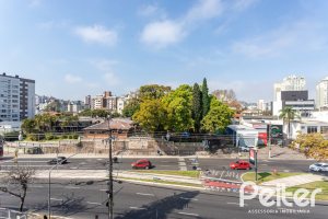 Cobertura à venda com 121m², 3 dormitórios, 1 suíte, 2 vagas, no bairro Vila Assunção em Porto Alegre