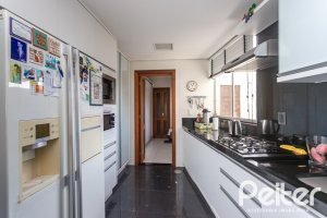 Cobertura à venda com 121m², 3 dormitórios, 1 suíte, 2 vagas, no bairro Vila Assunção em Porto Alegre