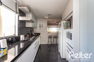 Cobertura à venda com 121m², 3 dormitórios, 1 suíte, 2 vagas, no bairro Vila Assunção em Porto Alegre