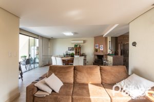 Cobertura à venda com 121m², 3 dormitórios, 1 suíte, 2 vagas, no bairro Vila Assunção em Porto Alegre