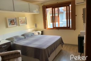 Casa em Condomínio à venda com 122m², 3 dormitórios, 1 suíte, 2 vagas, no bairro Cristal em Porto Alegre