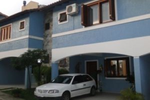 Casa em Condomínio à venda com 122m², 3 dormitórios, 1 suíte, 2 vagas, no bairro Cristal em Porto Alegre