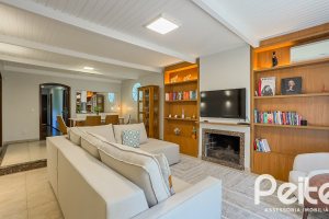 Casa à venda com 350m², 6 dormitórios, 1 suíte, 4 vagas, no bairro Tristeza em Porto Alegre