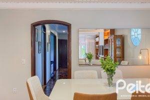 Casa à venda com 350m², 6 dormitórios, 1 suíte, 4 vagas, no bairro Tristeza em Porto Alegre