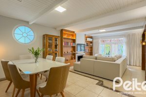 Casa à venda com 350m², 6 dormitórios, 1 suíte, 4 vagas, no bairro Tristeza em Porto Alegre