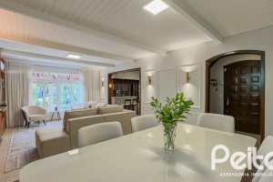 Casa à venda com 350m², 6 dormitórios, 1 suíte, 4 vagas, no bairro Tristeza em Porto Alegre