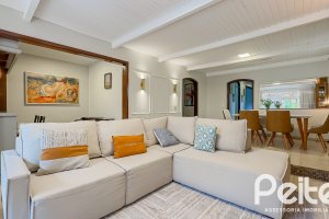 Casa à venda com 350m², 6 dormitórios, 1 suíte, 4 vagas, no bairro Tristeza em Porto Alegre