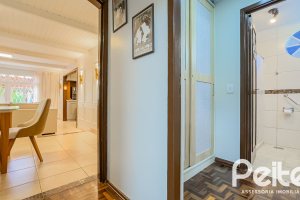 Casa à venda com 350m², 6 dormitórios, 1 suíte, 4 vagas, no bairro Tristeza em Porto Alegre