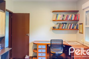 Casa à venda com 350m², 6 dormitórios, 1 suíte, 4 vagas, no bairro Tristeza em Porto Alegre