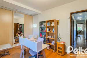 Casa à venda com 350m², 6 dormitórios, 1 suíte, 4 vagas, no bairro Tristeza em Porto Alegre