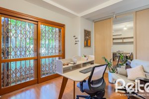 Casa à venda com 350m², 6 dormitórios, 1 suíte, 4 vagas, no bairro Tristeza em Porto Alegre