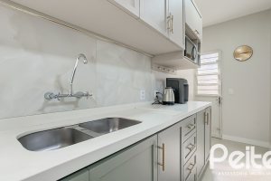 Casa à venda com 350m², 6 dormitórios, 1 suíte, 4 vagas, no bairro Tristeza em Porto Alegre