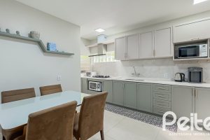 Casa à venda com 350m², 6 dormitórios, 1 suíte, 4 vagas, no bairro Tristeza em Porto Alegre