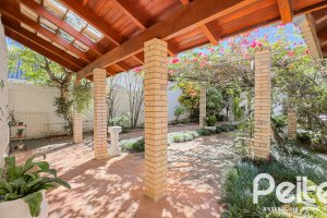 Casa à venda com 350m², 6 dormitórios, 1 suíte, 4 vagas, no bairro Tristeza em Porto Alegre