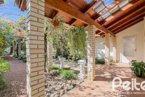 Casa à venda com 350m², 6 dormitórios, 1 suíte, 4 vagas, no bairro Tristeza em Porto Alegre