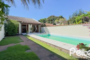 Casa à venda com 350m², 6 dormitórios, 1 suíte, 4 vagas, no bairro Tristeza em Porto Alegre