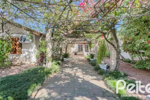 Casa à venda com 350m², 6 dormitórios, 1 suíte, 4 vagas, no bairro Tristeza em Porto Alegre