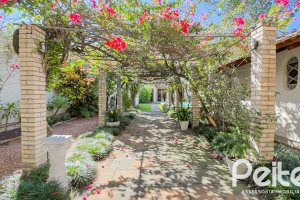 Casa à venda com 350m², 6 dormitórios, 1 suíte, 4 vagas, no bairro Tristeza em Porto Alegre