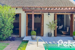 Casa à venda com 350m², 6 dormitórios, 1 suíte, 4 vagas, no bairro Tristeza em Porto Alegre