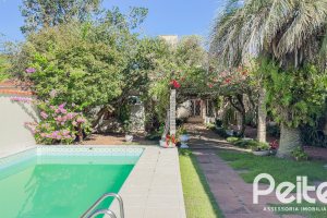 Casa à venda com 350m², 6 dormitórios, 1 suíte, 4 vagas, no bairro Tristeza em Porto Alegre