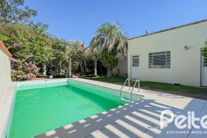 Casa à venda com 350m², 6 dormitórios, 1 suíte, 4 vagas, no bairro Tristeza em Porto Alegre