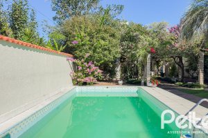 Casa à venda com 350m², 6 dormitórios, 1 suíte, 4 vagas, no bairro Tristeza em Porto Alegre