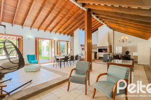 Casa à venda com 350m², 6 dormitórios, 1 suíte, 4 vagas, no bairro Tristeza em Porto Alegre