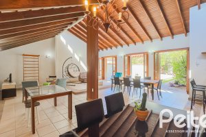 Casa à venda com 350m², 6 dormitórios, 1 suíte, 4 vagas, no bairro Tristeza em Porto Alegre