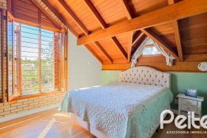 Casa à venda com 350m², 6 dormitórios, 1 suíte, 4 vagas, no bairro Tristeza em Porto Alegre