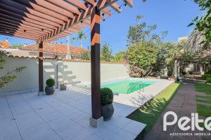 Casa à venda com 350m², 6 dormitórios, 1 suíte, 4 vagas, no bairro Tristeza em Porto Alegre