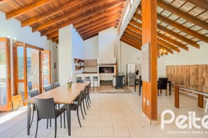 Casa à venda com 350m², 6 dormitórios, 1 suíte, 4 vagas, no bairro Tristeza em Porto Alegre