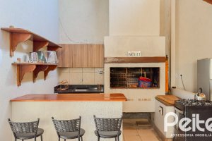 Casa à venda com 350m², 6 dormitórios, 1 suíte, 4 vagas, no bairro Tristeza em Porto Alegre