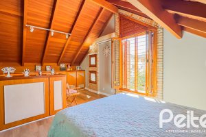 Casa à venda com 350m², 6 dormitórios, 1 suíte, 4 vagas, no bairro Tristeza em Porto Alegre