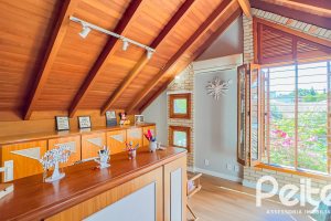 Casa à venda com 350m², 6 dormitórios, 1 suíte, 4 vagas, no bairro Tristeza em Porto Alegre