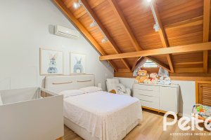 Casa à venda com 350m², 6 dormitórios, 1 suíte, 4 vagas, no bairro Tristeza em Porto Alegre