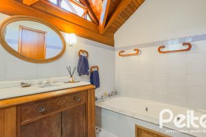 Casa à venda com 350m², 6 dormitórios, 1 suíte, 4 vagas, no bairro Tristeza em Porto Alegre