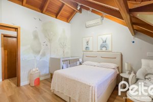 Casa à venda com 350m², 6 dormitórios, 1 suíte, 4 vagas, no bairro Tristeza em Porto Alegre