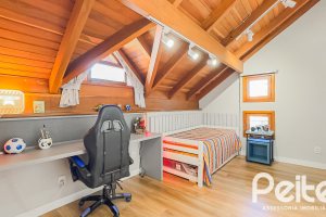 Casa à venda com 350m², 6 dormitórios, 1 suíte, 4 vagas, no bairro Tristeza em Porto Alegre