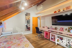 Casa à venda com 350m², 6 dormitórios, 1 suíte, 4 vagas, no bairro Tristeza em Porto Alegre