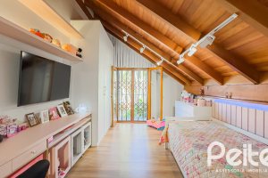 Casa à venda com 350m², 6 dormitórios, 1 suíte, 4 vagas, no bairro Tristeza em Porto Alegre