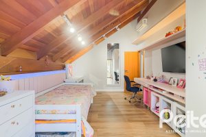 Casa à venda com 350m², 6 dormitórios, 1 suíte, 4 vagas, no bairro Tristeza em Porto Alegre