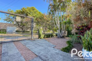 Casa à venda com 350m², 6 dormitórios, 1 suíte, 4 vagas, no bairro Tristeza em Porto Alegre