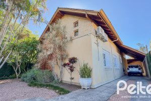 Casa à venda com 350m², 6 dormitórios, 1 suíte, 4 vagas, no bairro Tristeza em Porto Alegre