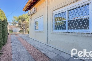 Casa à venda com 350m², 6 dormitórios, 1 suíte, 4 vagas, no bairro Tristeza em Porto Alegre