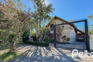 Casa à venda com 350m², 6 dormitórios, 1 suíte, 4 vagas, no bairro Tristeza em Porto Alegre