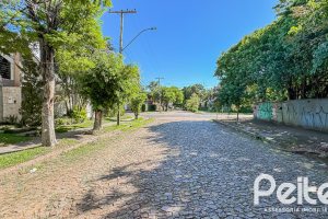 Casa à venda com 350m², 6 dormitórios, 1 suíte, 4 vagas, no bairro Tristeza em Porto Alegre