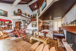 Casa à venda com 456m², 3 dormitórios, 3 suítes, 5 vagas, no bairro Vila Assunção em Porto Alegre