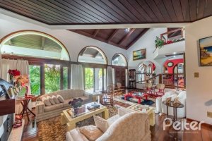 Casa à venda com 456m², 3 dormitórios, 3 suítes, 5 vagas, no bairro Vila Assunção em Porto Alegre