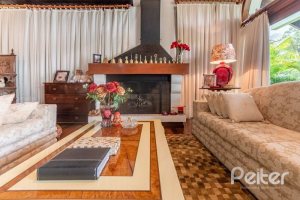 Casa à venda com 456m², 3 dormitórios, 3 suítes, 5 vagas, no bairro Vila Assunção em Porto Alegre